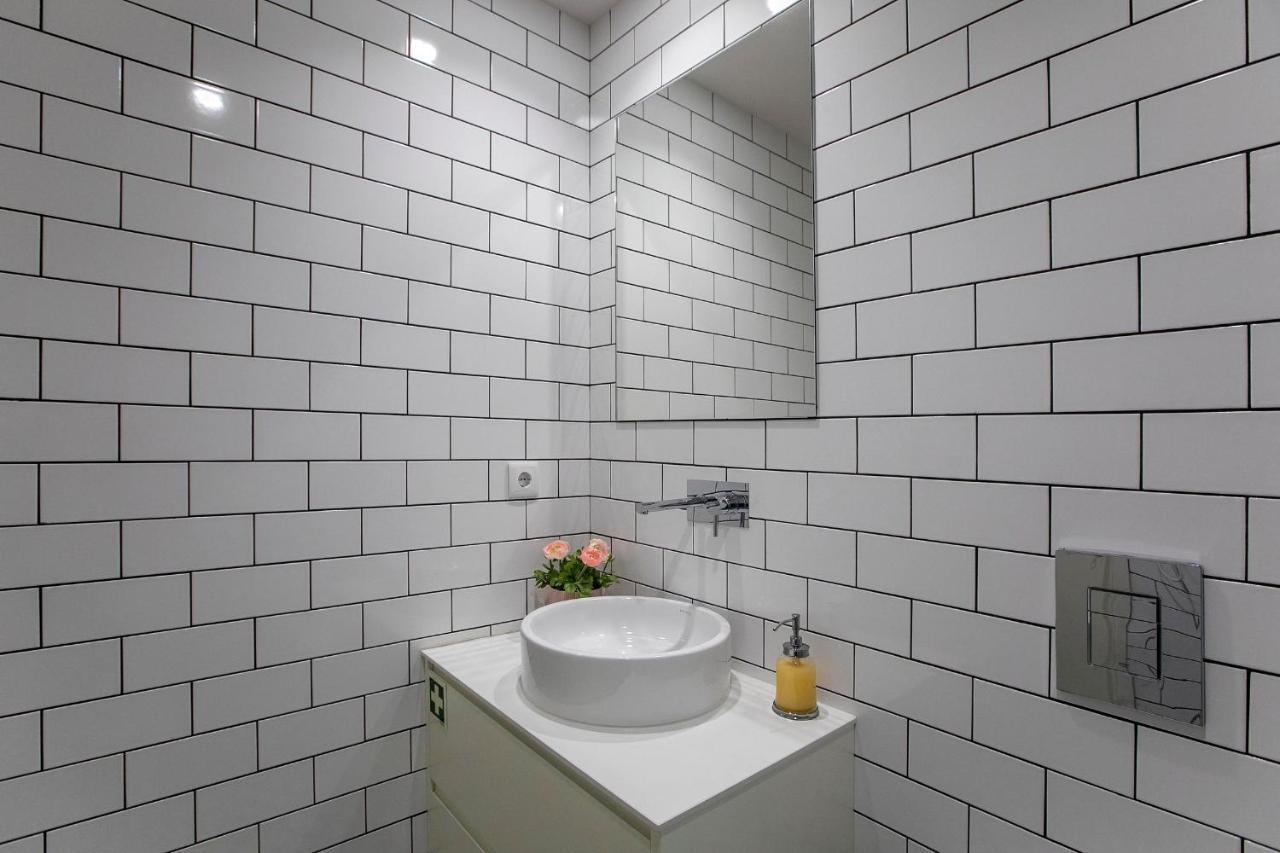 Lovelystay - 2Br Flat With Ac In Duque De Loule Porto Buitenkant foto